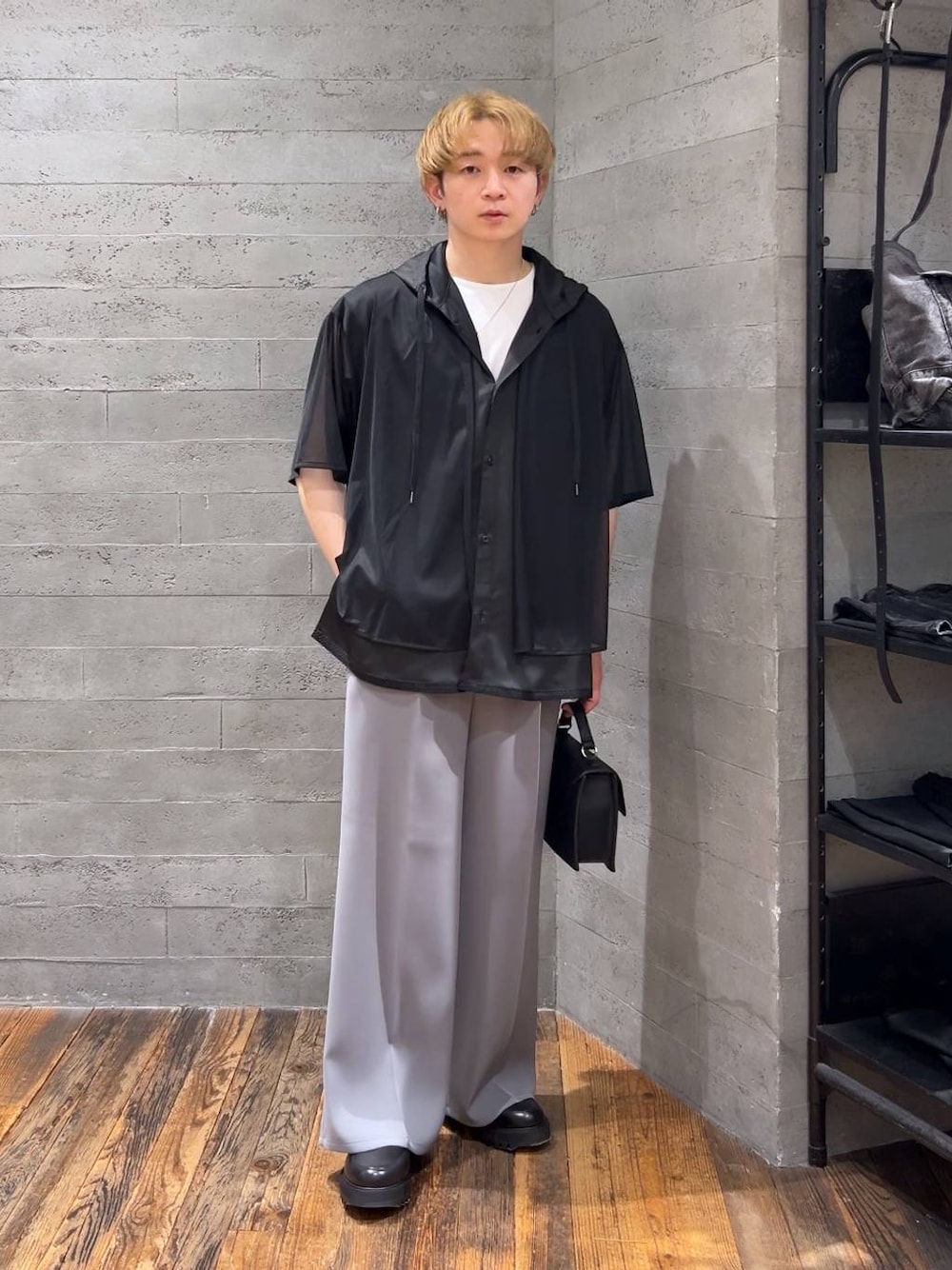 「モード、オーバーサイズ、HARE、ワイドパンツ、タンクトップ、シャツ、夏コーデ、低身長、きれいめ」｜「HAREの【SET UP対応】TOROMIワイドパンツ(HARE)（スラックス、グレー系）」を使った、HARE     もりたいさん（メンズ・168cm）の春コーディネートの1枚目の写真
