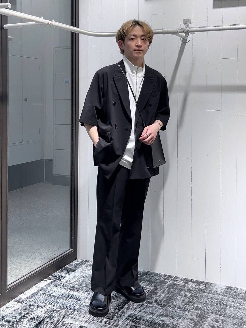 「低身長、きれいめ、オーバーサイズ、HARE、ジャケット、セットアップ、スラックス、Tシャツ、サンダル」｜「HAREのWシャークハイソールサンダル(HARE)（サンダル、ブラック系）」を使った、HARE     もりたいさん（メンズ・168cm）の春コーディネートの1枚目の写真