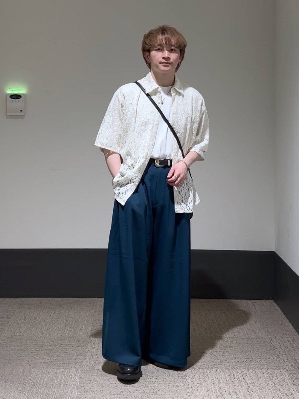 「HARE、低身長、きれいめ、オーバーサイズ、シャツ、ワイドパンツ、モテ、夏コーデ、デート/ロマンティック」｜「HAREのZIPスリットカットソー(HARE)（Tシャツ/カットソー、ホワイト系）」を使った、HARE     もりたいさん（メンズ・168cm）の春コーディネートの1枚目の写真