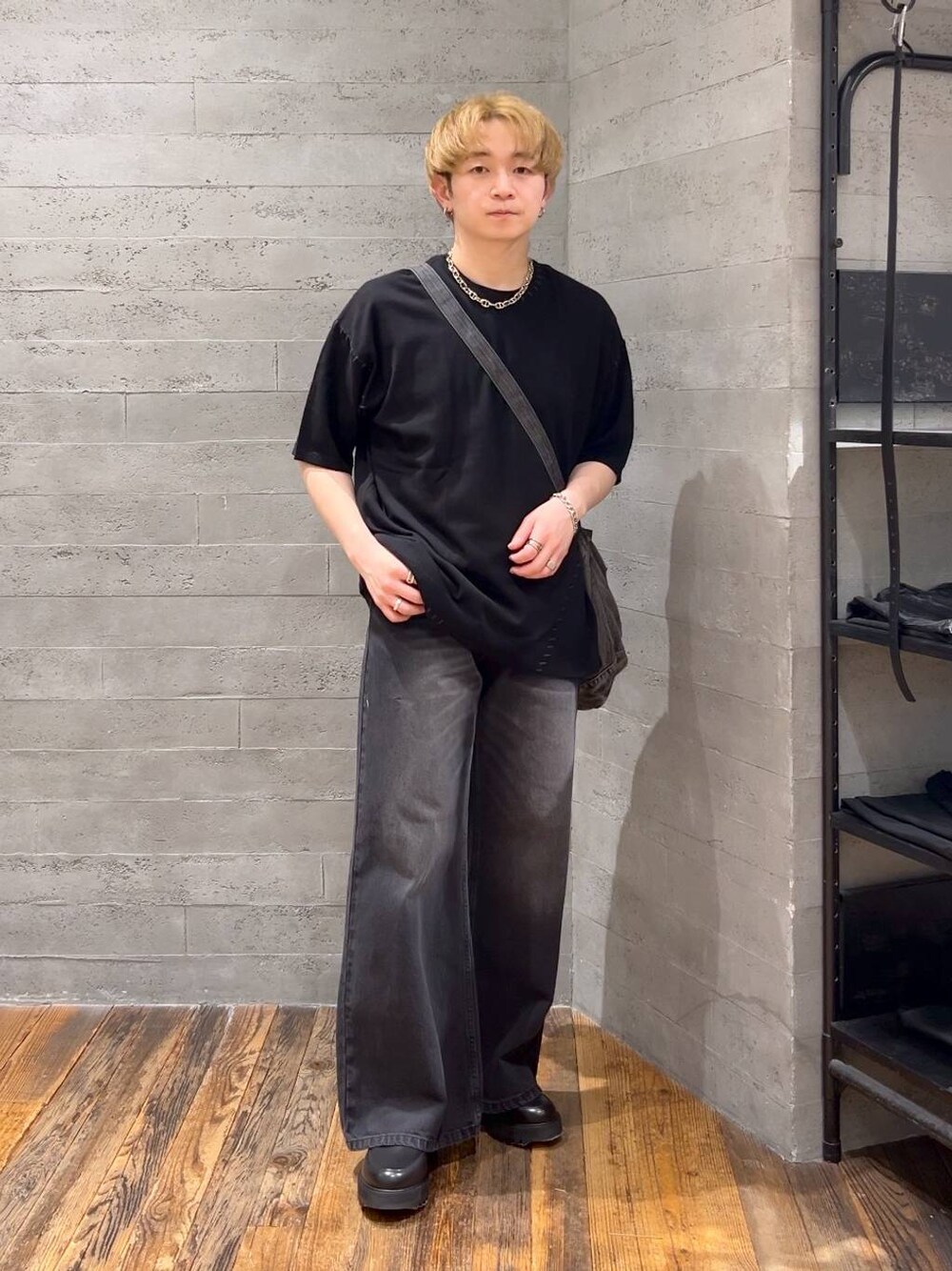 ブラック系のショルダーバッグ、ブラック系のドレスシューズ、ブラック系のデニムパンツを着用したメンズの春コーディネートの1枚目の写真