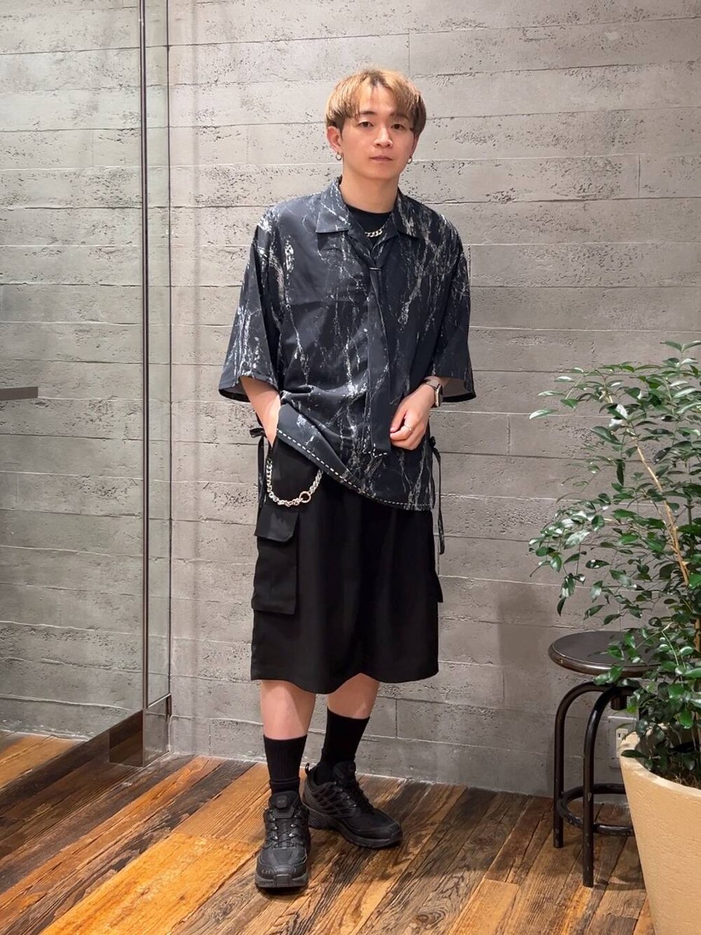 ブラック系のTシャツ/カットソー、ブラック系のカーゴパンツ、グレー系のシャツ/ブラウスを着用したメンズの夏コーディネートの1枚目の写真
