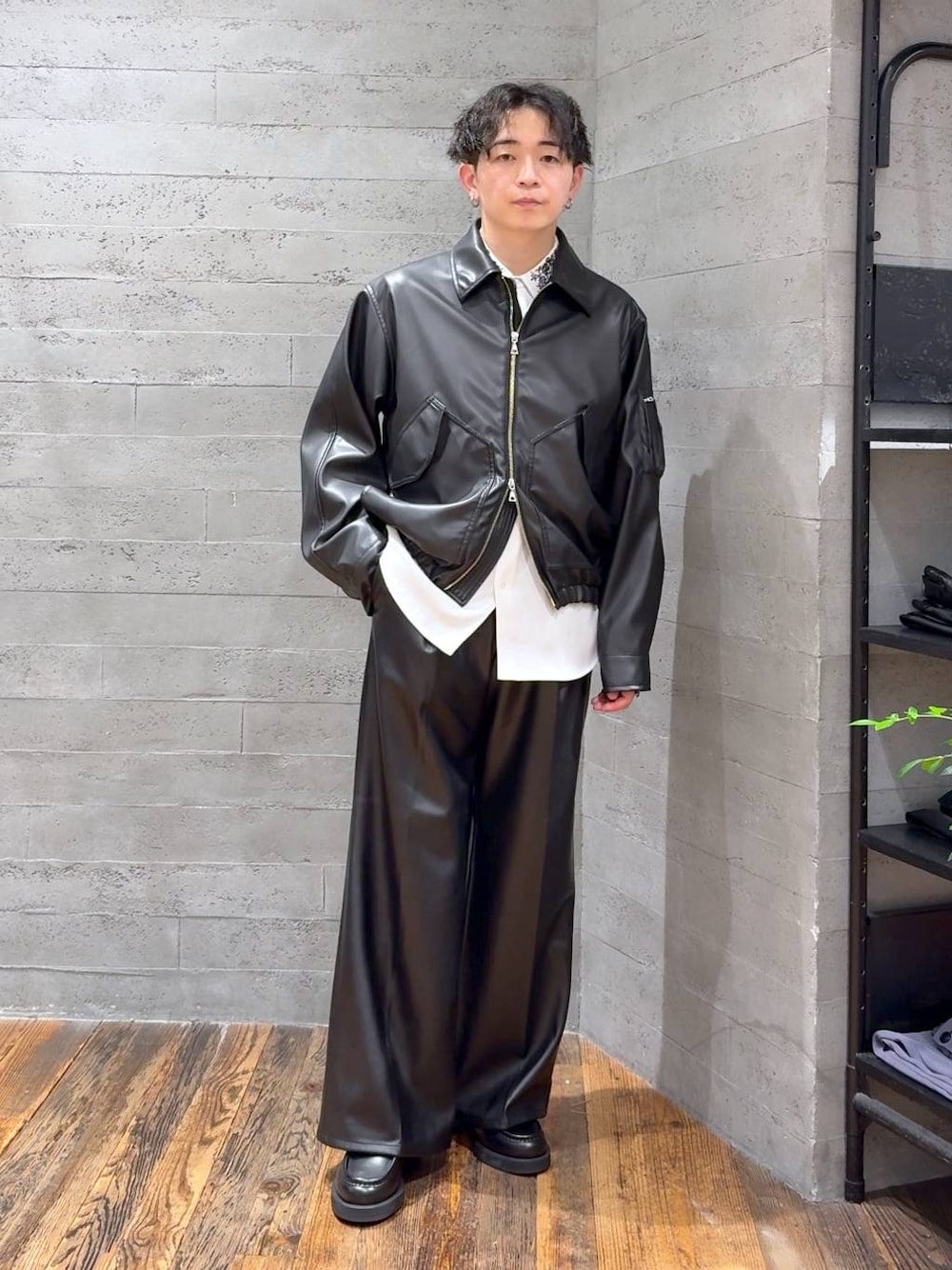 ブラック系のブルゾン、ブラック系のスラックス、ブラック系のローファーを着用したメンズの夏コーディネートの1枚目の写真