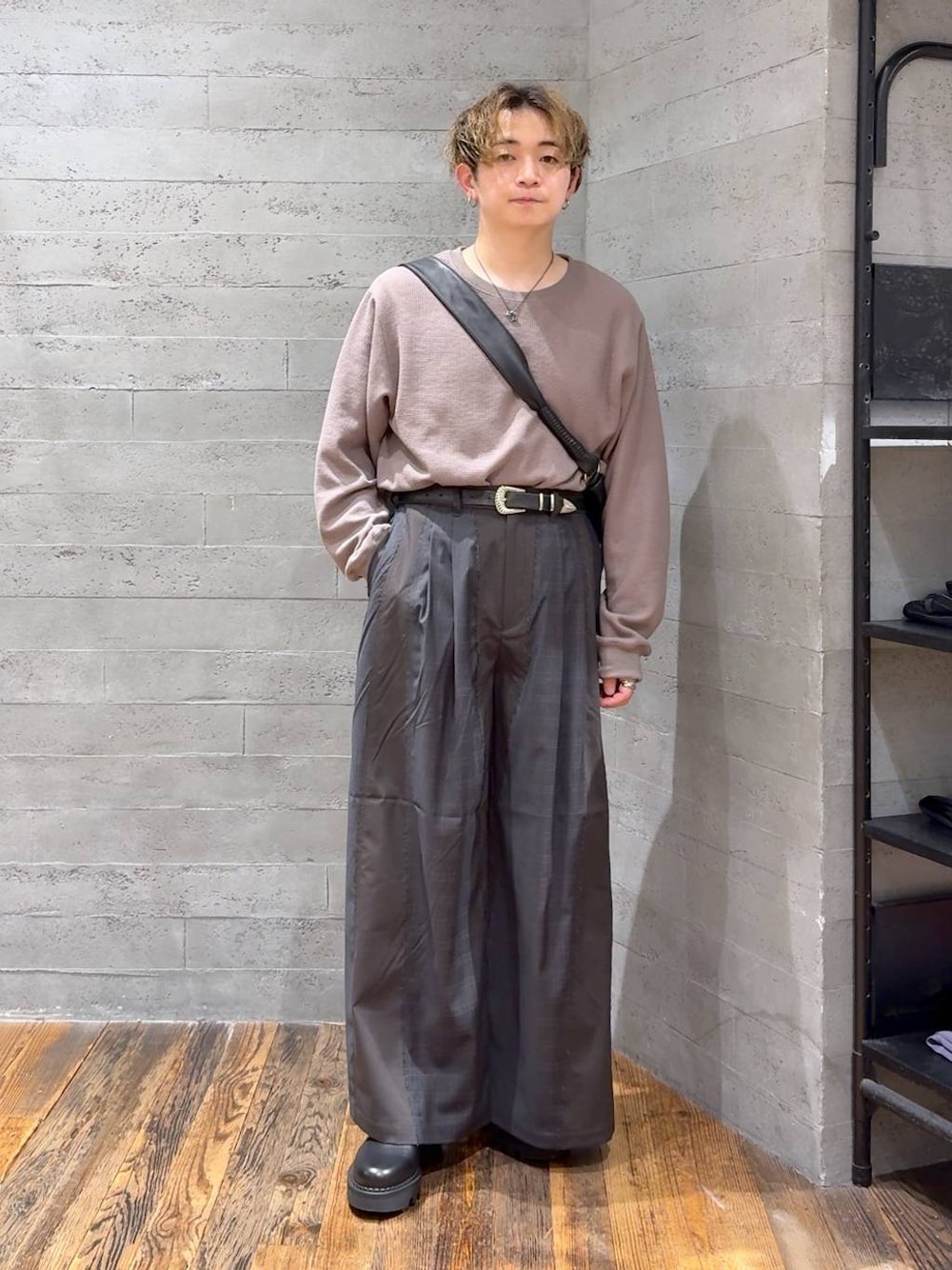 「低身長、きれいめ、オーバーサイズ、HARE、ワイドパンツ、Tシャツ、ショルダーバッグ、モード、秋コーデ」｜「HAREのウェスタンバックルベルト(HARE)（ベルト、ブラック系）」を使った、HARE     もりたいさん（メンズ・168cm）の秋コーディネートの1枚目の写真