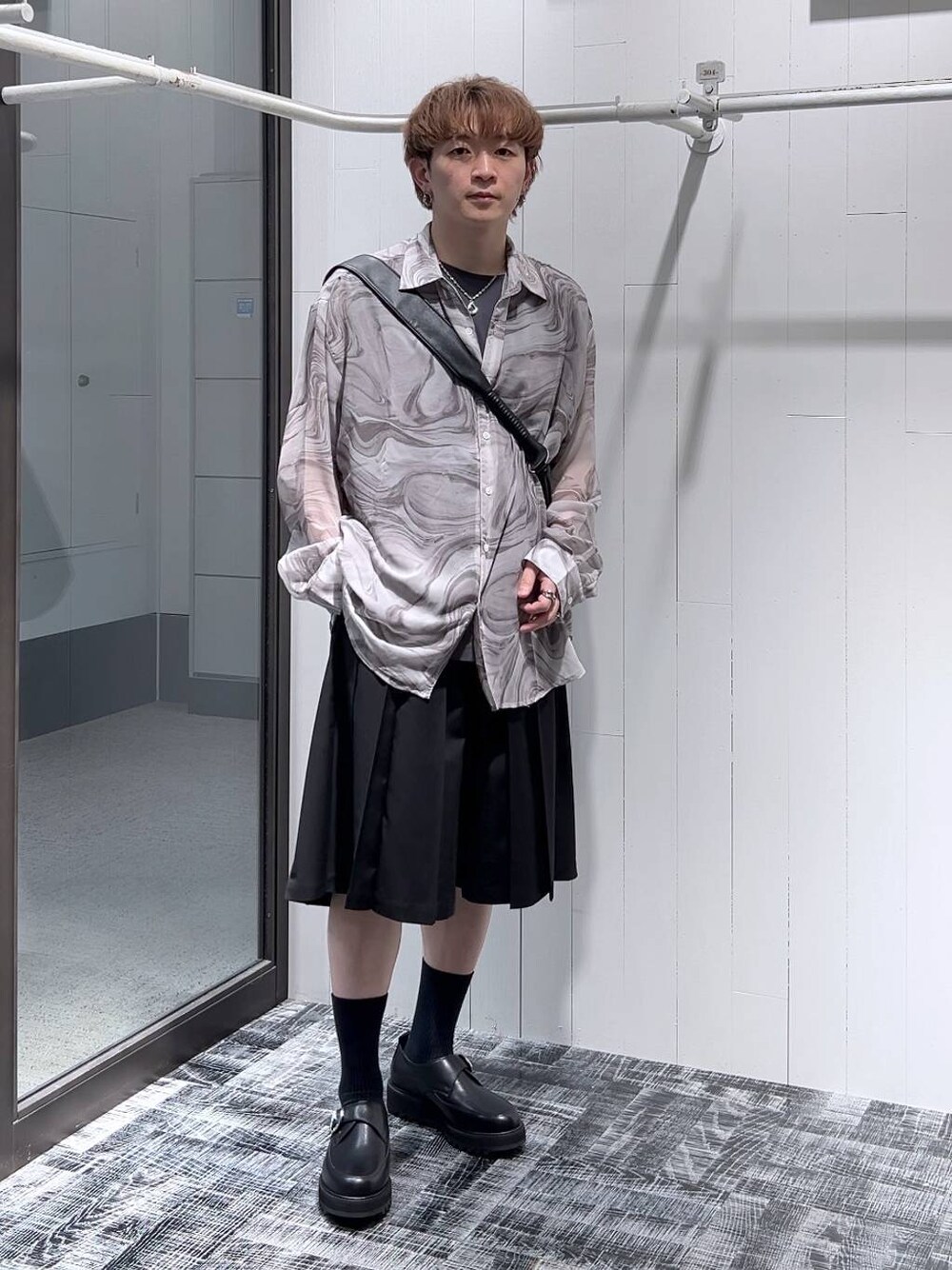 グレー系のシャツ/ブラウス、ブラック系のその他パンツ、ブラック系のドレスシューズを着用したメンズの春コーディネートの1枚目の写真