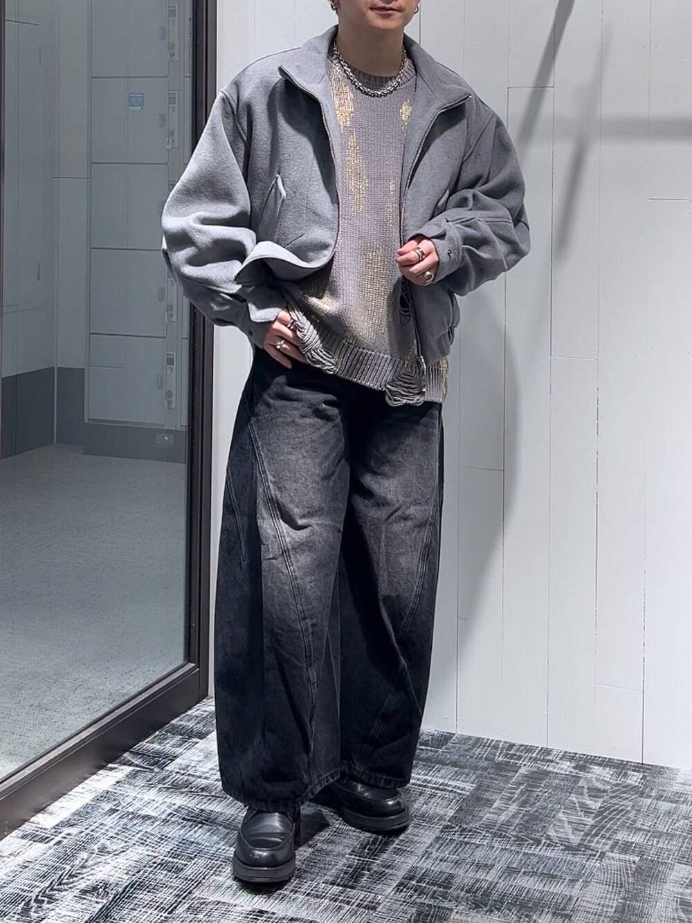 「低身長、きれいめ、モード、オーバーサイズ、HARE、デニムパンツ、ブルゾン、セールコーデ、ニット」｜「HAREのウールスタンドブルゾン(HARE)（ブルゾン、グレー系）」を使った、HARE     もりたいさん（メンズ・168cm）の冬コーディネートの1枚目の写真