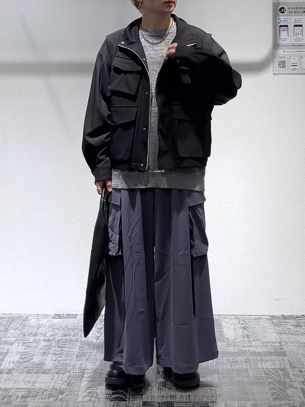 ブラック系のブルゾン、グレー系のニット/セーター、ブラック系のドレスシューズを着用したメンズの春コーディネートの1枚目の写真