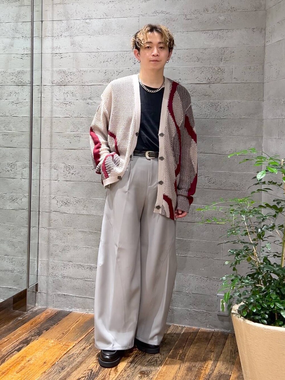 ホワイト系のTシャツ/カットソー、ブラック系のローファー、グレー系のスラックスを着用したメンズの夏コーディネートの1枚目の写真