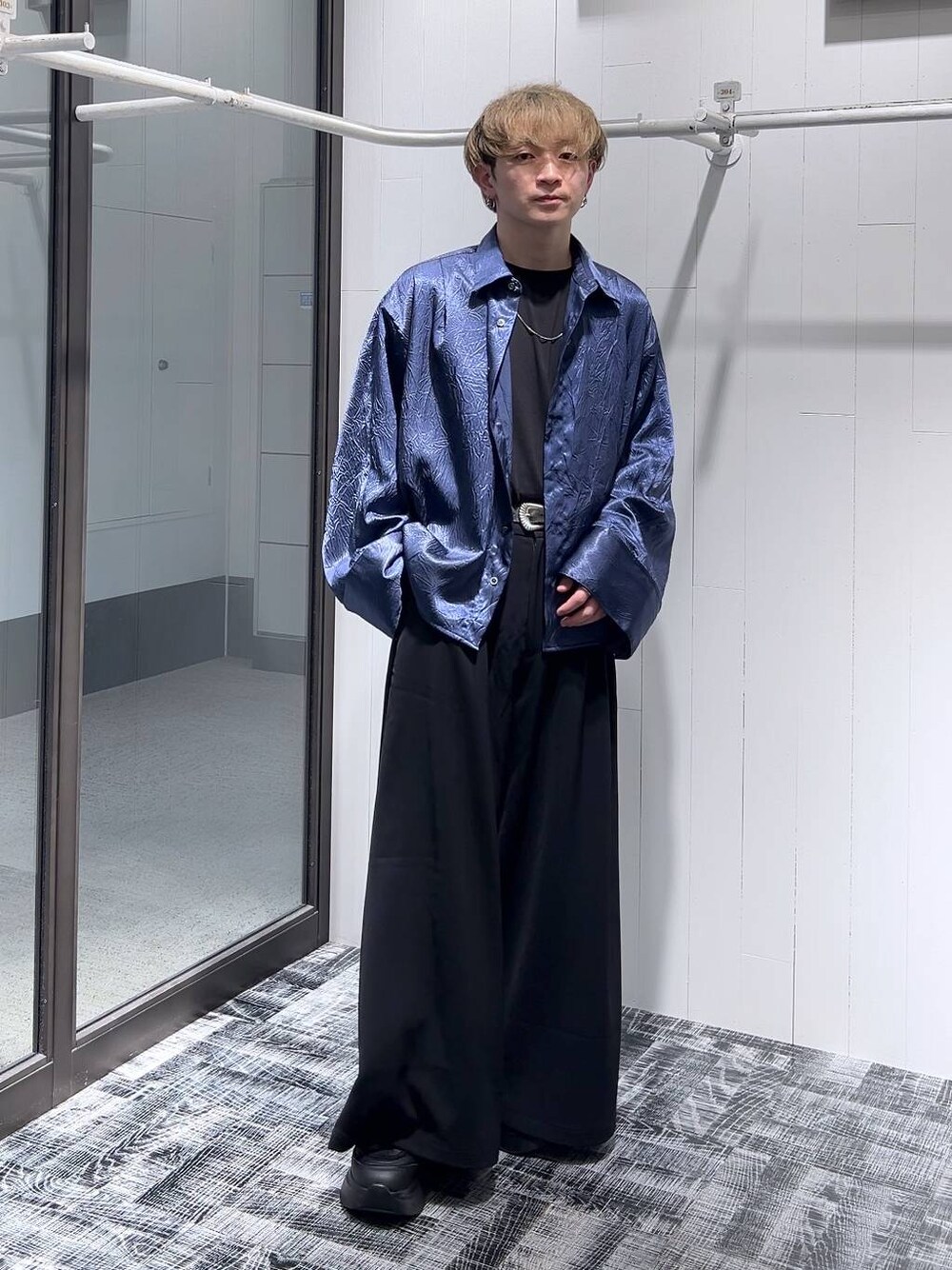 ブルー系のシャツ/ブラウス、ブラック系のTシャツ/カットソー、ブラック系のスラックスを着用したメンズの春コーディネートの1枚目の写真
