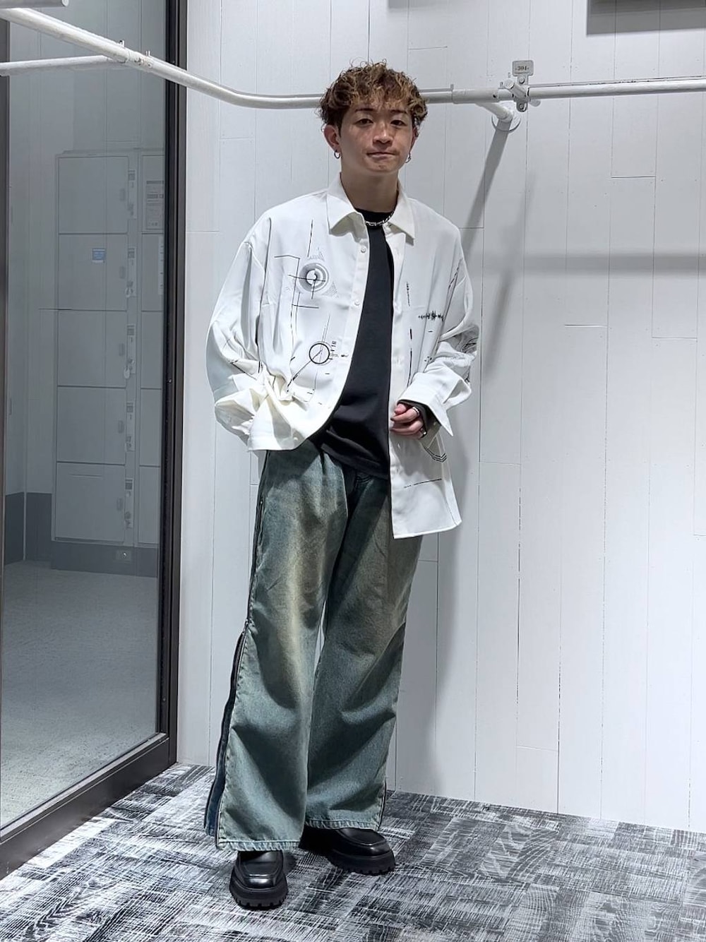 ブルー系のデニムパンツ、ブラック系のドレスシューズ、ホワイト系のシャツ/ブラウスを着用したメンズの夏コーディネートの1枚目の写真