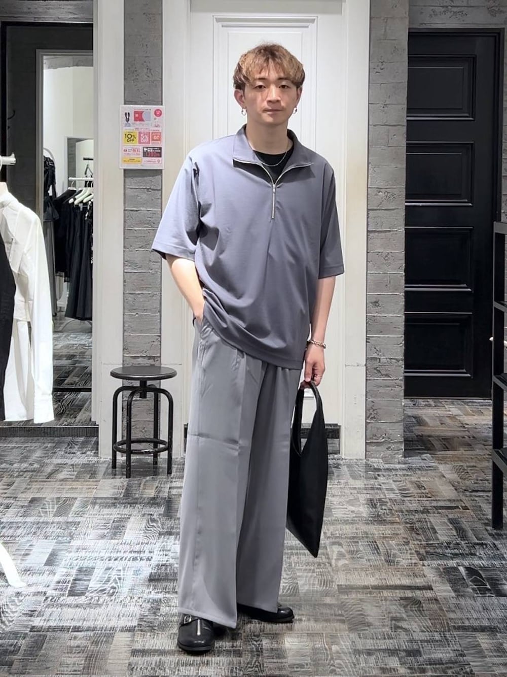グレー系のスラックス、グレー系のTシャツ/カットソー、ブラック系のTシャツ/カットソーを着用したメンズの夏コーディネートの1枚目の写真