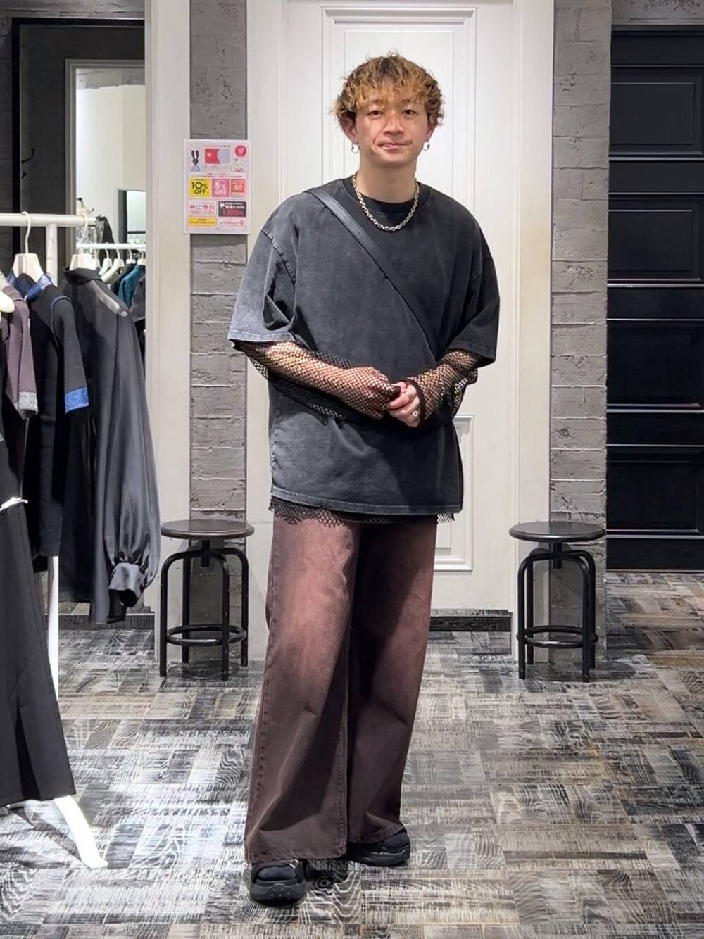 ブラック系のサンダル、レッド系のデニムパンツ、ブラック系のショルダーバッグを着用したメンズの夏コーディネートの1枚目の写真