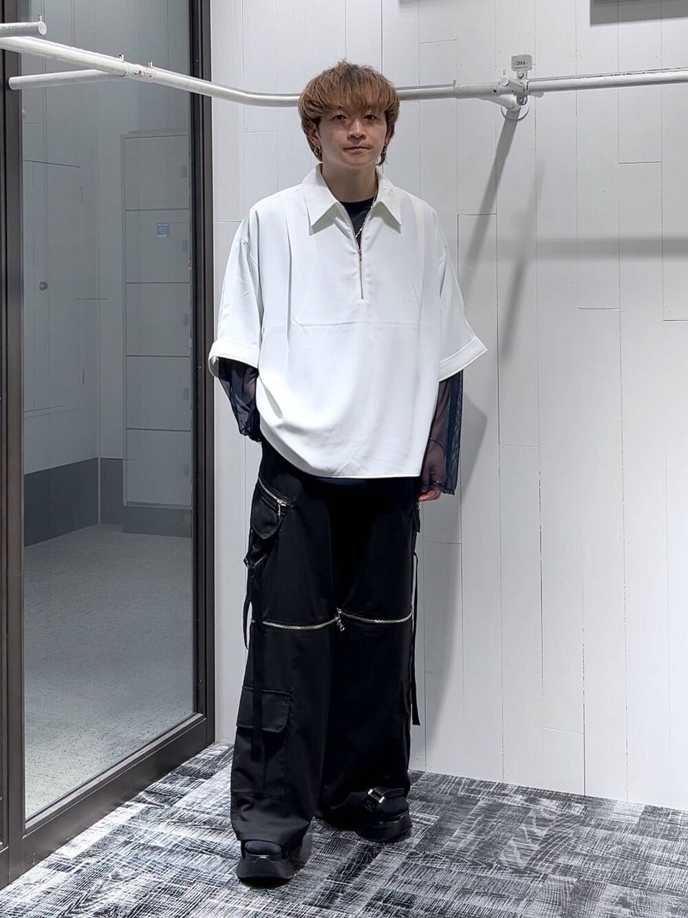 ブラック系のサンダル、グレー系のTシャツ/カットソー、ホワイト系のシャツ/ブラウスを着用したメンズの春コーディネートの1枚目の写真