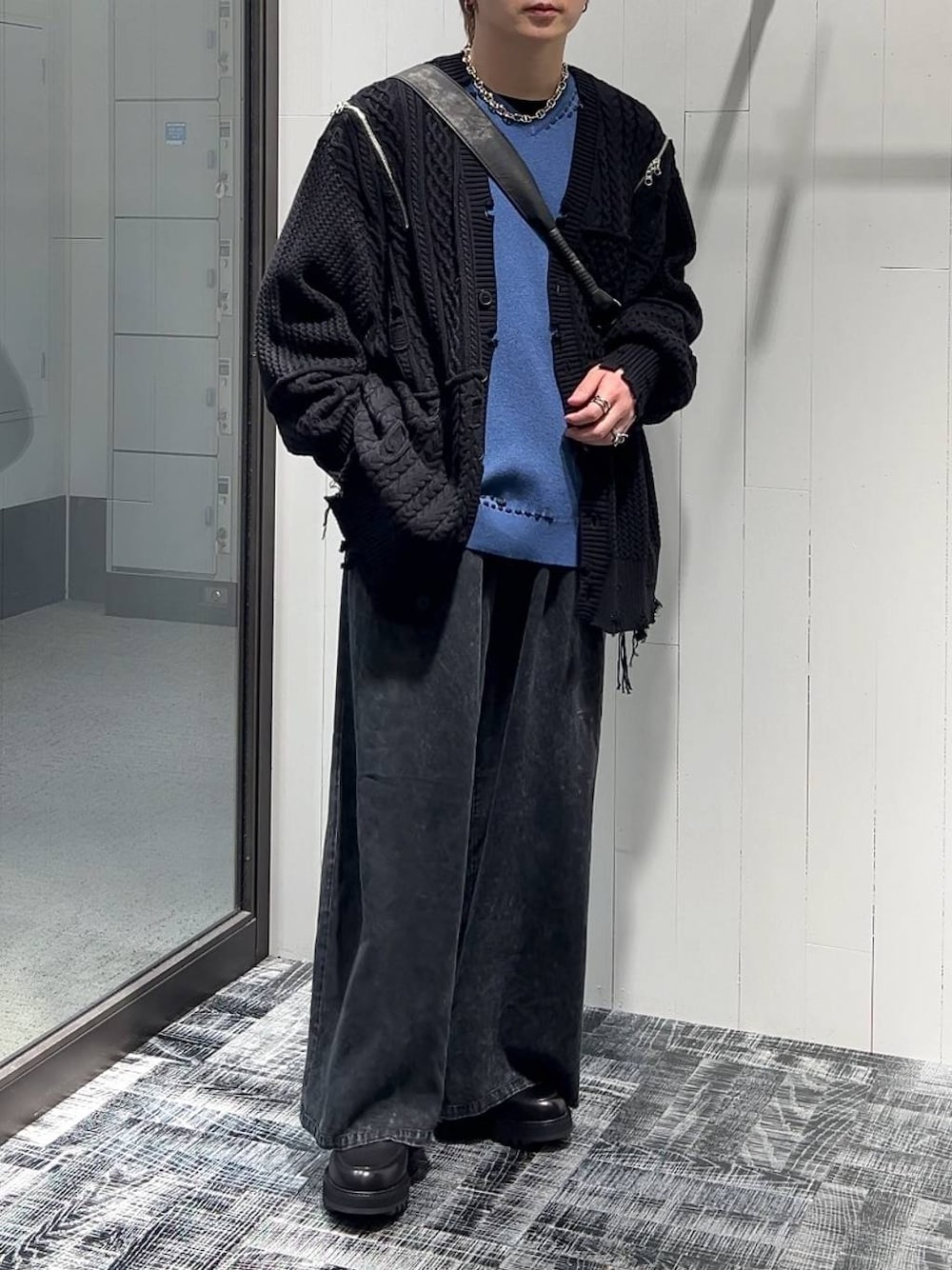 ブラック系のカーディガン/ボレロ、ブラック系のその他パンツ、ブラック系のドレスシューズを着用したメンズの春コーディネートの1枚目の写真