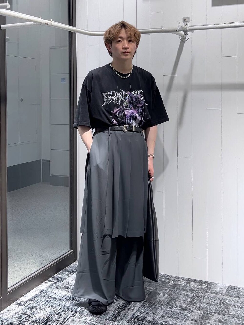 ブラック系のサンダル、ブラック系のTシャツ/カットソー、ブラック系のトートバッグを着用したメンズの春コーディネートの1枚目の写真