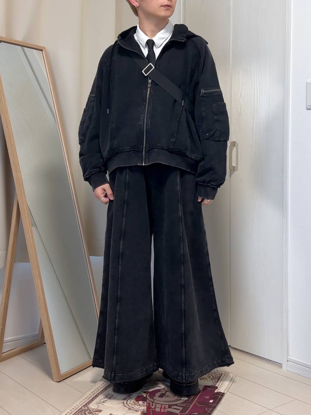 「低身長、きれいめ、モード、オーバーサイズ、HARE、ワイドパンツ、セットアップ、パーカー、スウェットパンツ」｜「HAREの【SET UP対応】TOROMIシャツLS(HARE)（シャツ/ブラウス、ホワイト系）」を使った、HARE     もりたいさん（メンズ・168cm）の秋コーディネートの1枚目の写真