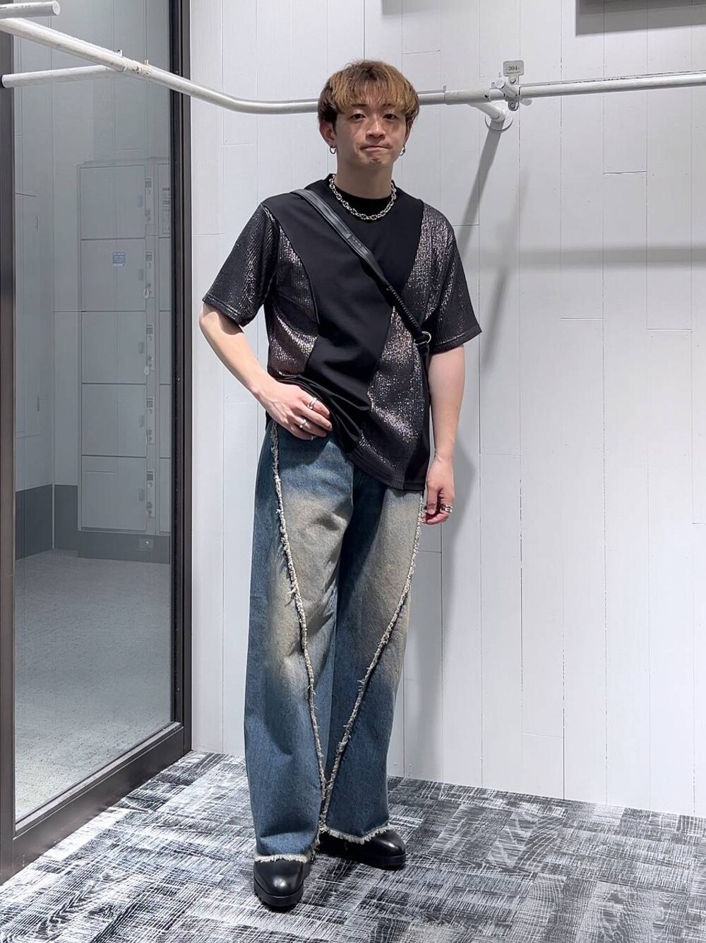 ブラック系のショルダーバッグ、ブラック系のドレスシューズ、ブラック系のTシャツ/カットソーを着用したメンズの夏コーディネートの1枚目の写真
