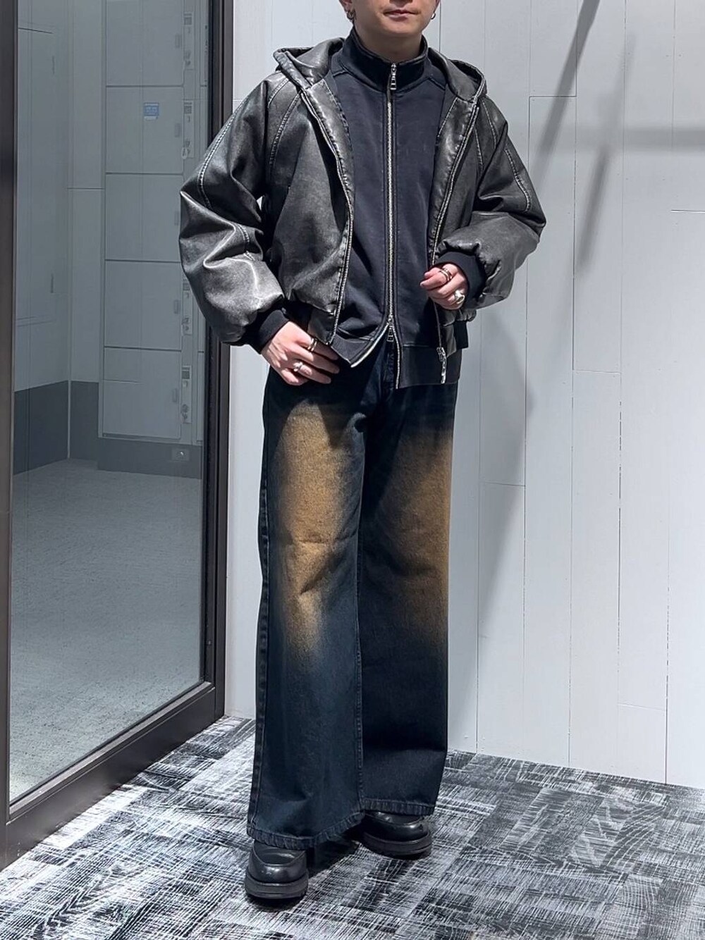 「オーバーサイズ、HARE、デニムパンツ、ブルゾン、スウェット、冬コーデ、低身長、きれいめ、モード」｜「HAREのワイドフレアデニムパンツ(HARE)（デニムパンツ、ブルー系）」を使った、HARE     もりたいさん（メンズ・168cm）の冬コーディネートの1枚目の写真