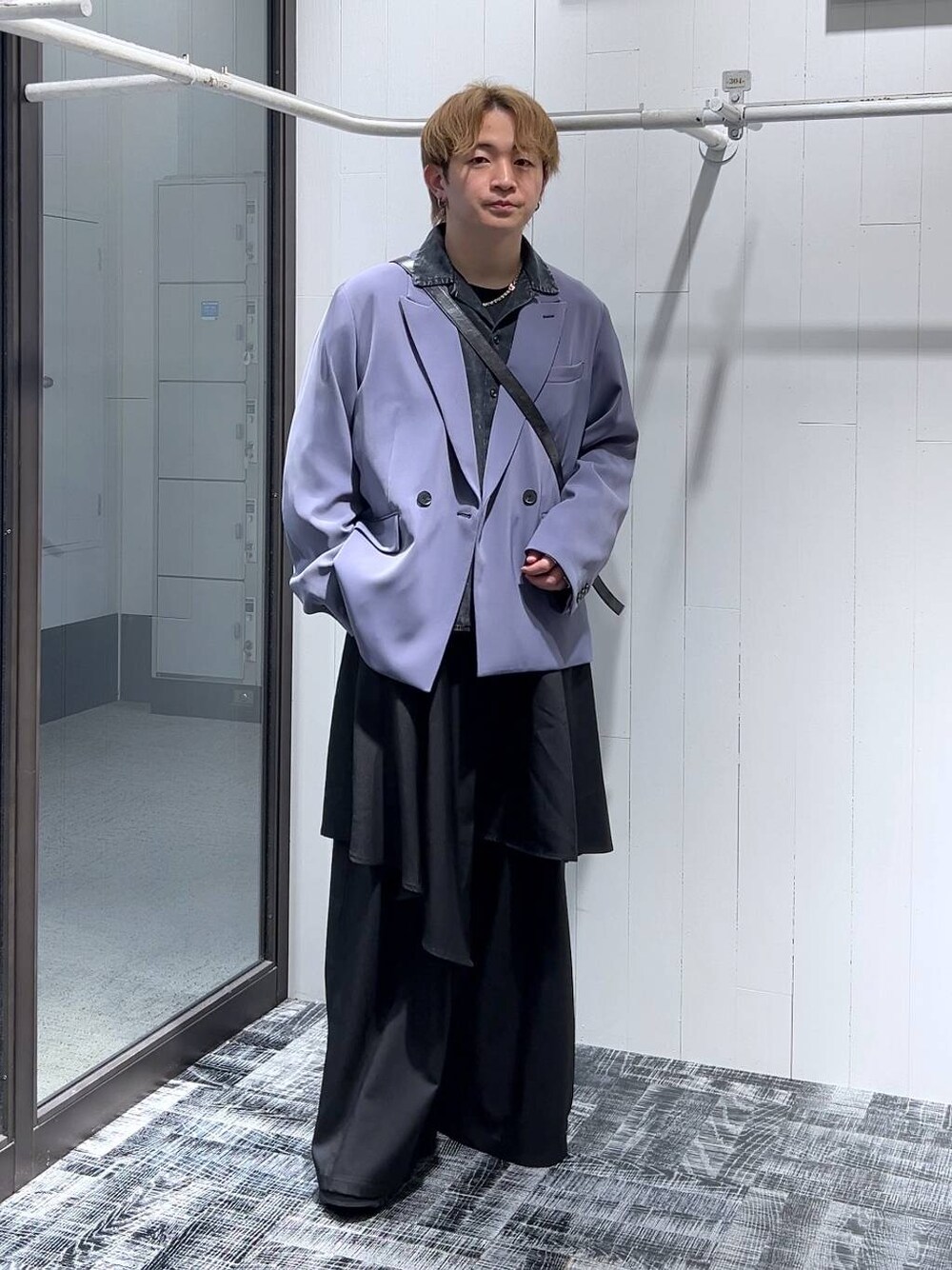 「シャツ、低身長、きれいめ、モード、オーバーサイズ、HARE、ワイドパンツ、ジャケット、ショルダーバッグ」｜「HAREのステンレスサークルピアス(HARE)（ピアス（片耳用）、シルバー系）」を使った、HARE     もりたいさん（メンズ・168cm）の冬コーディネートの1枚目の写真