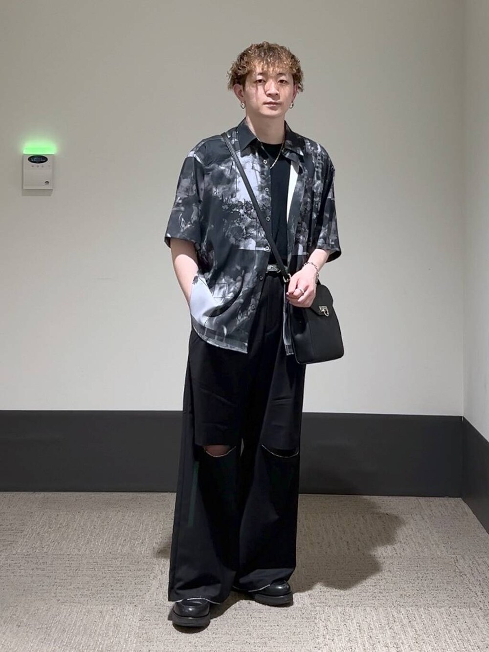 ブラック系のシャツ/ブラウス、ブラック系のドレスシューズ、ブラック系のショルダーバッグを着用したメンズの夏コーディネートの1枚目の写真