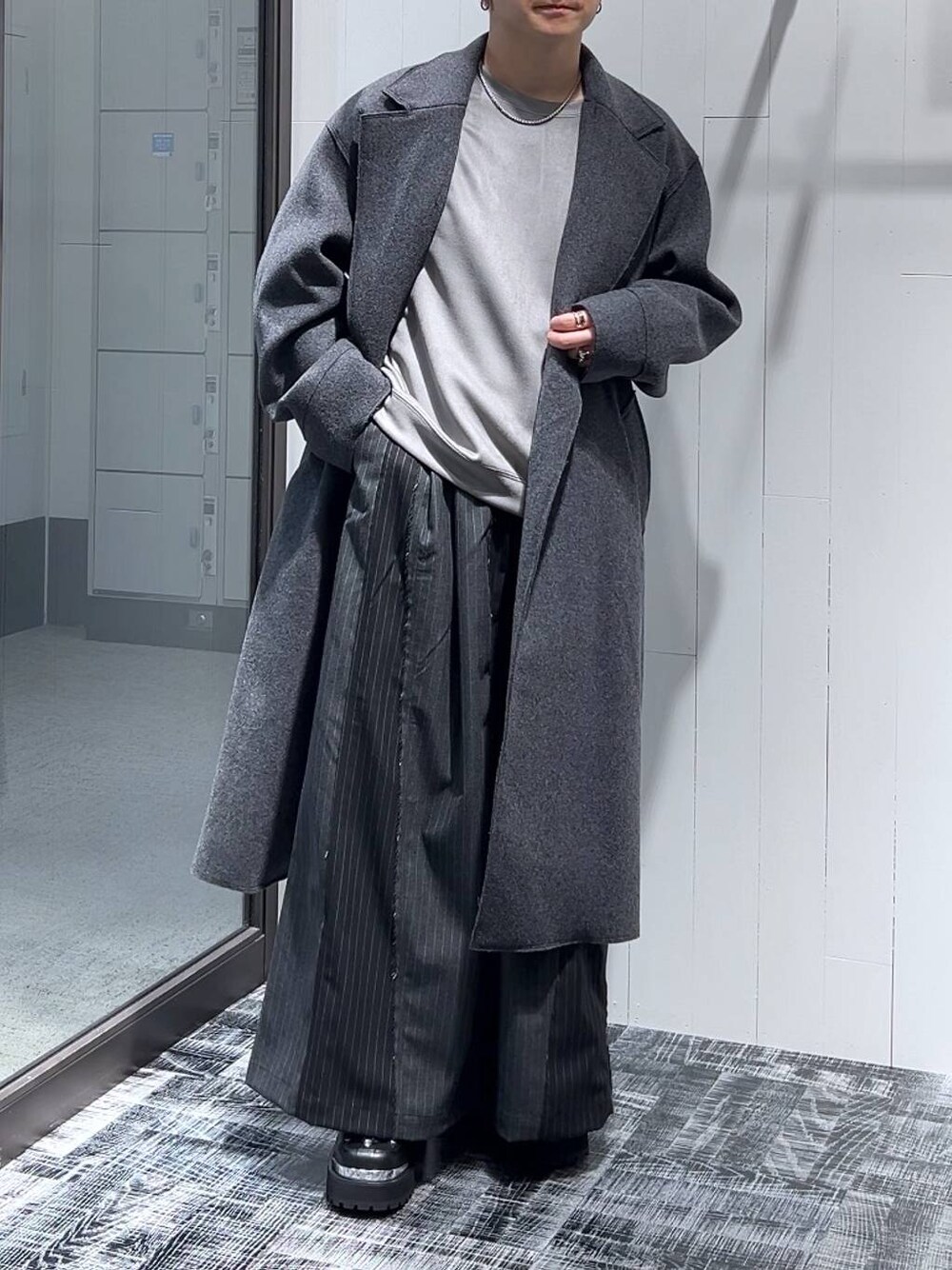 「低身長、きれいめ、モード、オーバーサイズ、HARE、ワイドパンツ、スラックス、コート、冬コーデ」｜「HAREのプレミアムウールガウンコート(HARE)（トレンチコート、グレー系）」を使った、HARE     もりたいさん（メンズ・168cm）の秋コーディネートの1枚目の写真