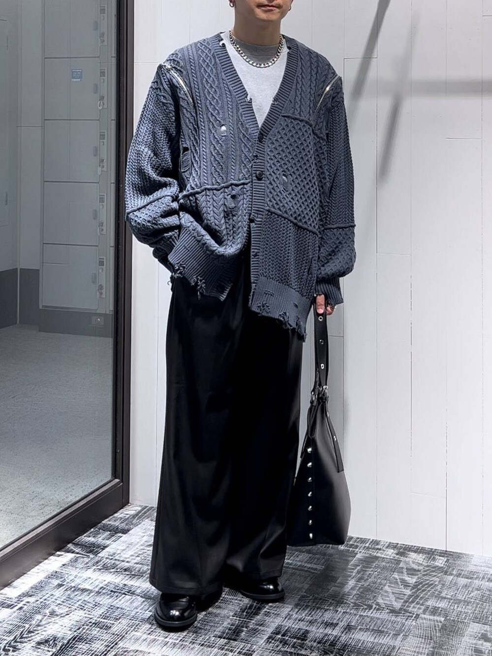 「HARE、スウェット、低身長、きれいめ、モード、オーバーサイズ、ワイドパンツ、カーディガン、トートバッグ」｜「HAREのステンレスチェーンネックレス(HARE)（ネックレス、シルバー系）」を使った、HARE     もりたいさん（メンズ・168cm）の秋コーディネートの1枚目の写真