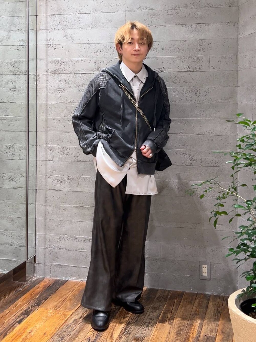 「HARE、ワイドパンツ、低身長、きれいめ、モード、オーバーサイズ、パーカー、シャツ、春コーデ」｜「HAREの【SET UP対応】レザーワイドパンツ(HARE)（その他パンツ、ブラック系）」を使った、HARE     もりたいさん（メンズ・168cm）の春コーディネートの1枚目の写真