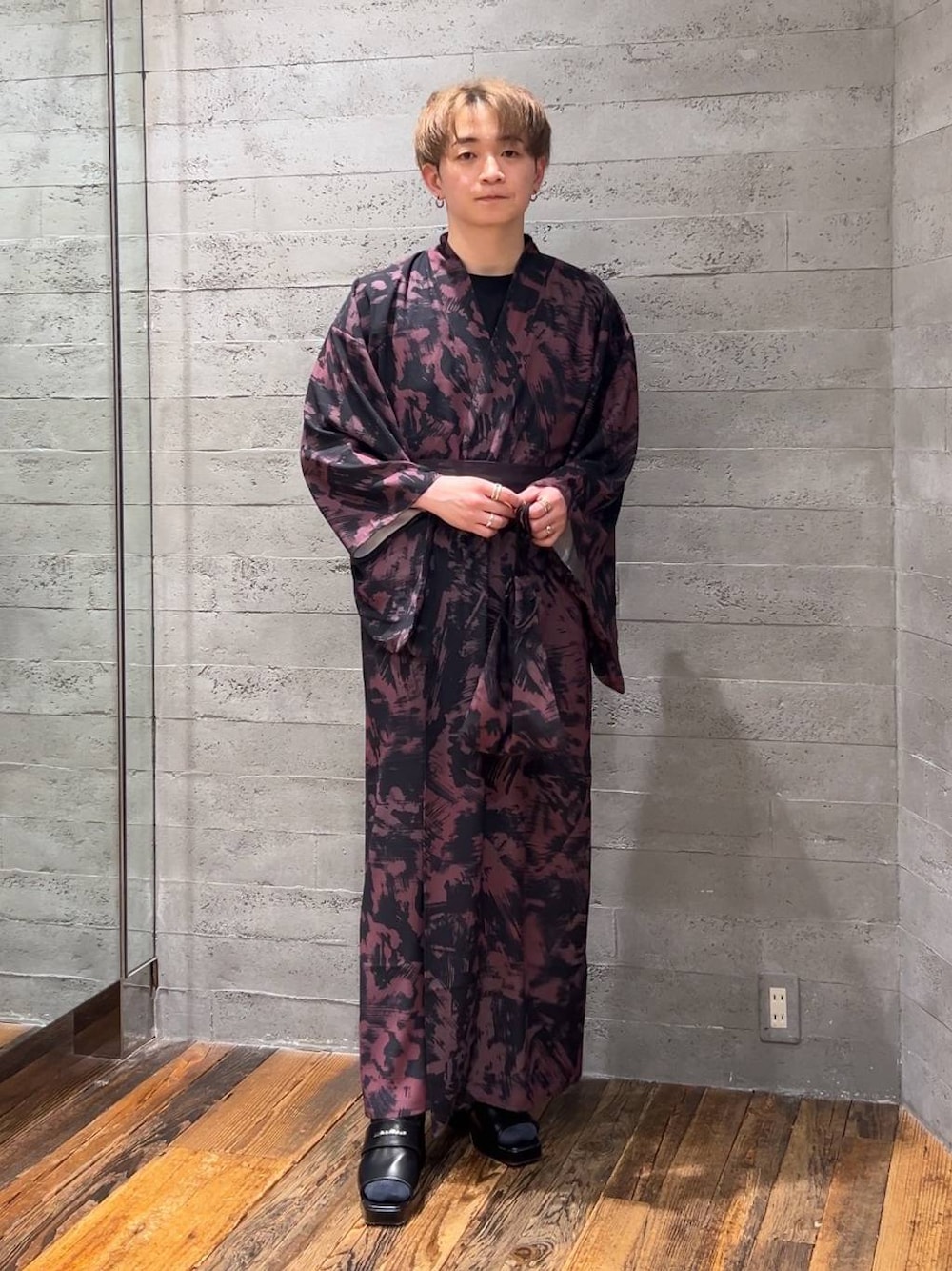 ブラック系のサンダル、ブラック系のTシャツ/カットソー、シルバー系のピアス(片耳用)を着用したメンズの夏コーディネートの1枚目の写真