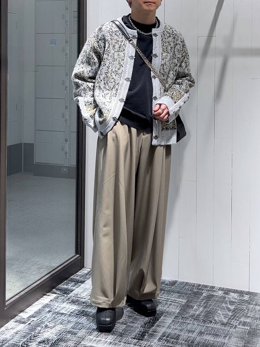 「オーバーサイズ、HARE、低身長、きれいめ、モード、ワイドパンツ、カーディガン、ニット、スウェット」｜「HAREのステンレスチェーンネックレス(HARE)（ネックレス、シルバー系）」を使った、HARE     もりたいさん（メンズ・168cm）の冬コーディネートの1枚目の写真