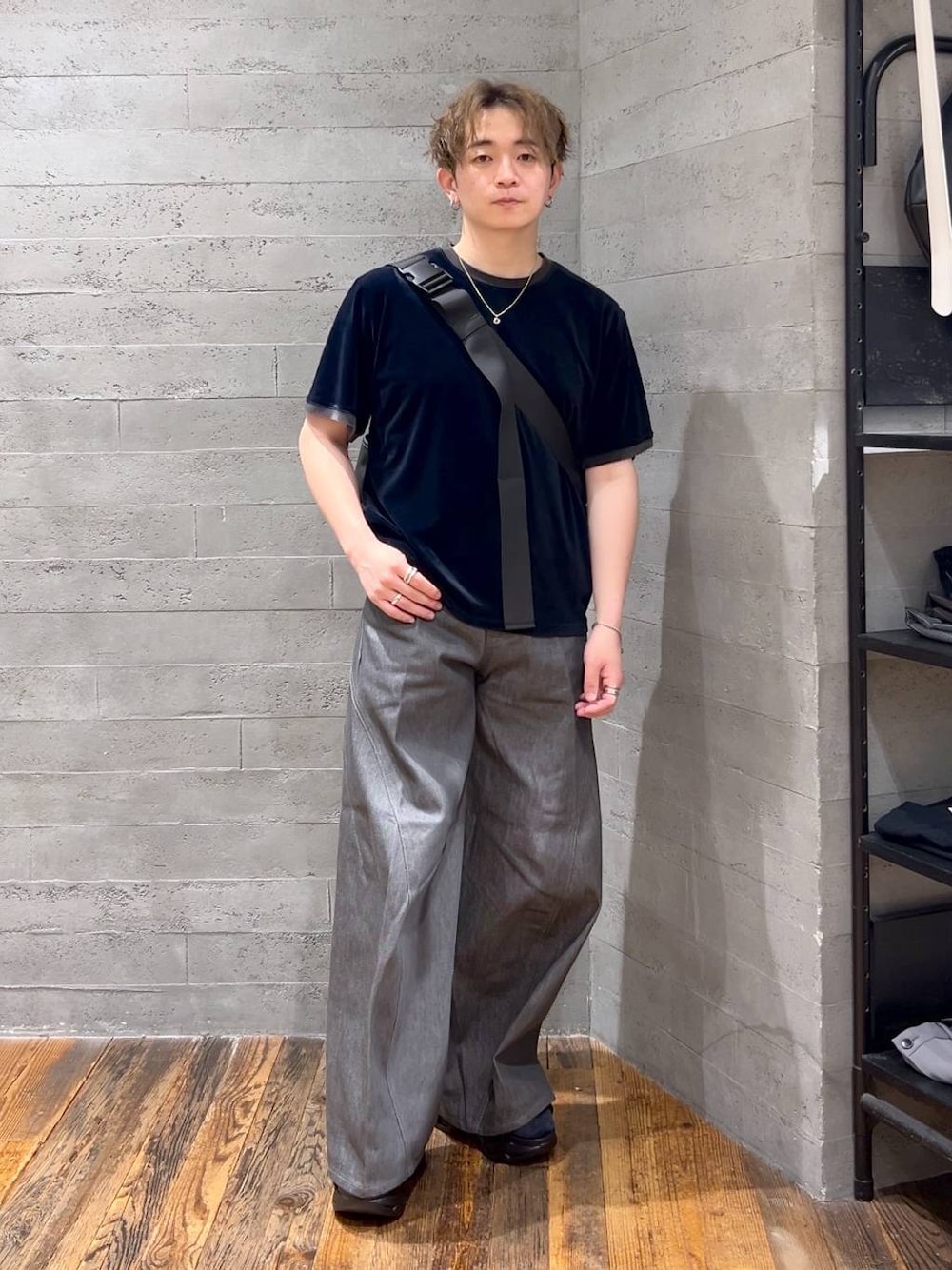 グレー系のデニムパンツ、ブラック系のサンダル、ブラック系のメッセンジャーバッグを着用したメンズの夏コーディネートの1枚目の写真