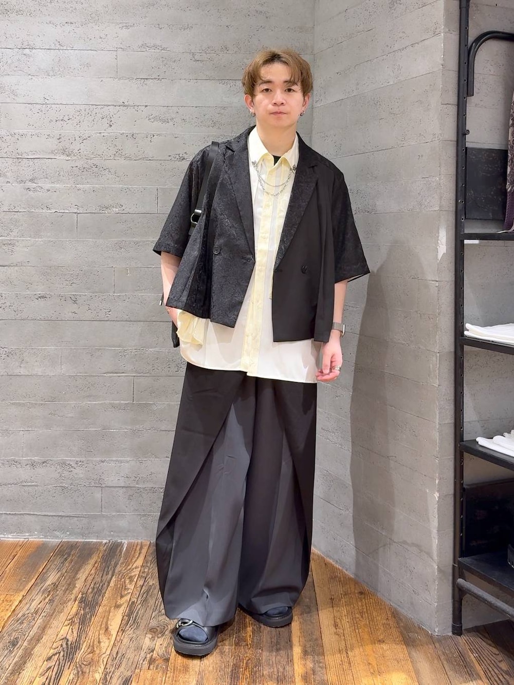 ホワイト系のシャツ/ブラウス、ブラック系のサンダル、ブラック系のトートバッグを着用したメンズの春コーディネートの1枚目の写真