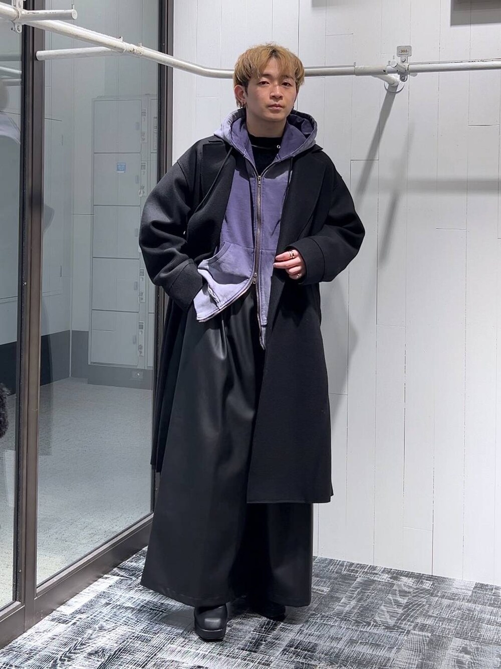 ブラック系のトレンチコート、ブラック系のその他パンツ、ブラック系のTシャツ/カットソーを着用したメンズの冬コーディネートの1枚目の写真