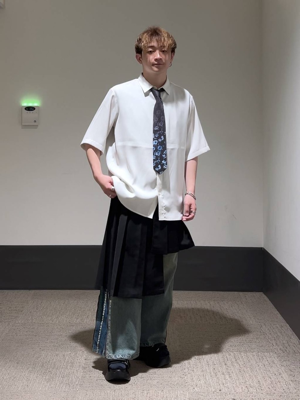 「低身長、きれいめ、オーバーサイズ、HARE、シャツ、ベルト、スカート、モテ、デニムパンツ」｜「HAREのステンレスブレスレット(HARE)（ブレスレット、シルバー系）」を使った、HARE     もりたいさん（メンズ・168cm）の夏コーディネートの1枚目の写真