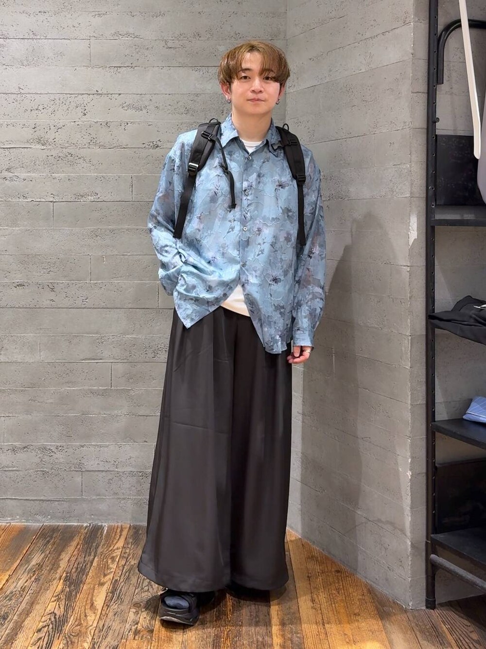 ブラック系のサンダル、ホワイト系のTシャツ/カットソー、ブラック系のバックパック/リュックを着用したメンズの春コーディネートの1枚目の写真