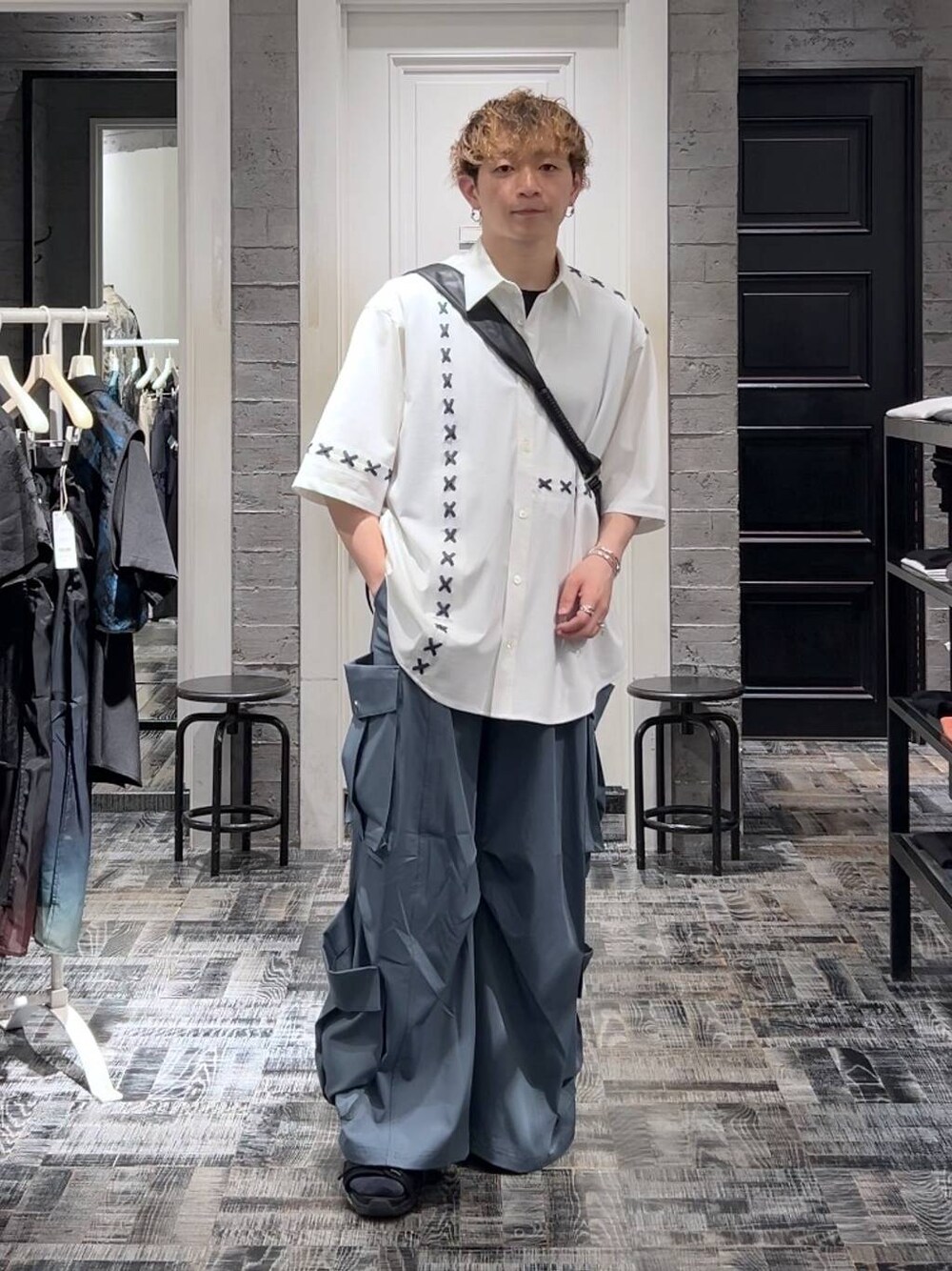 「低身長、きれいめ、オーバーサイズ、HARE、シャツ、ワイドパンツ、カジュアル、サンダル、ショルダーバッグ」｜「HAREのダブルポケットカーゴパンツ(HARE)（カーゴパンツ、ブルー系）」を使った、HARE     もりたいさん（メンズ・168cm）の夏コーディネートの1枚目の写真