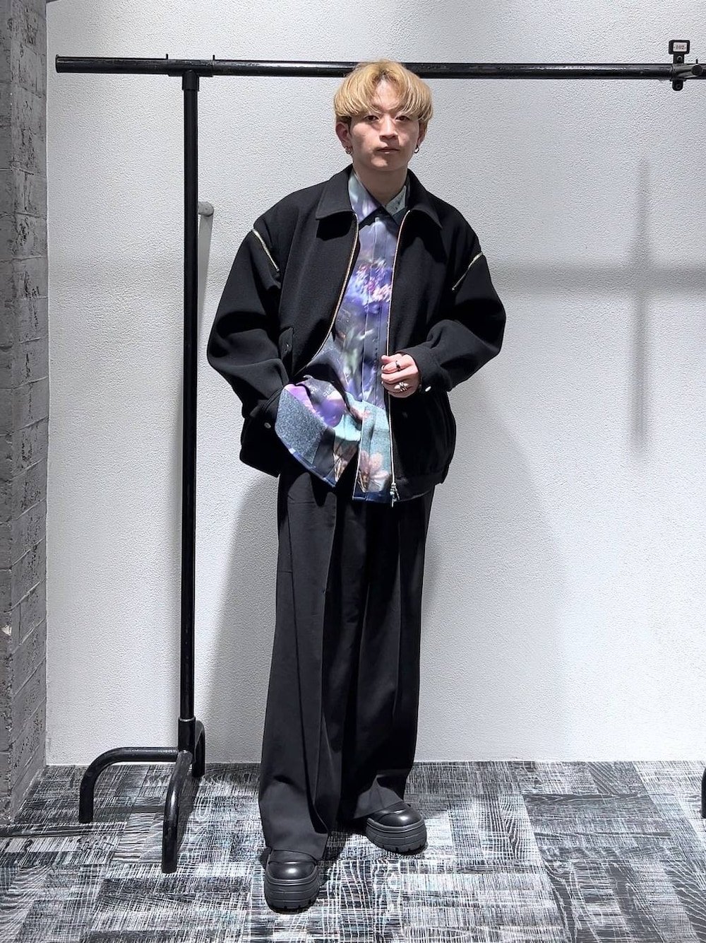 ブラック系のブルゾン、ブラック系のブーツ、ブルー系のシャツ/ブラウスを着用したメンズの冬コーディネートの1枚目の写真