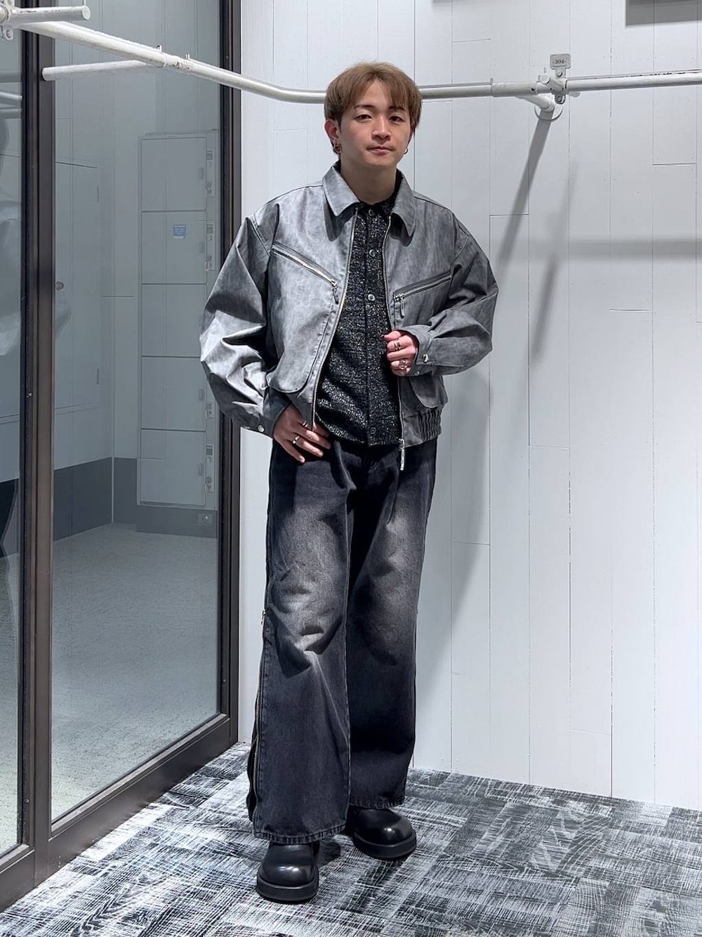 「低身長、きれいめ、モード、オーバーサイズ、HARE、デニムパンツ、ジャケット、ブルゾン、ニット」｜「HAREのステンレスサークルピアス(HARE)（ピアス（片耳用）、シルバー系）」を使った、HARE     もりたいさん（メンズ・168cm）の冬コーディネートの1枚目の写真
