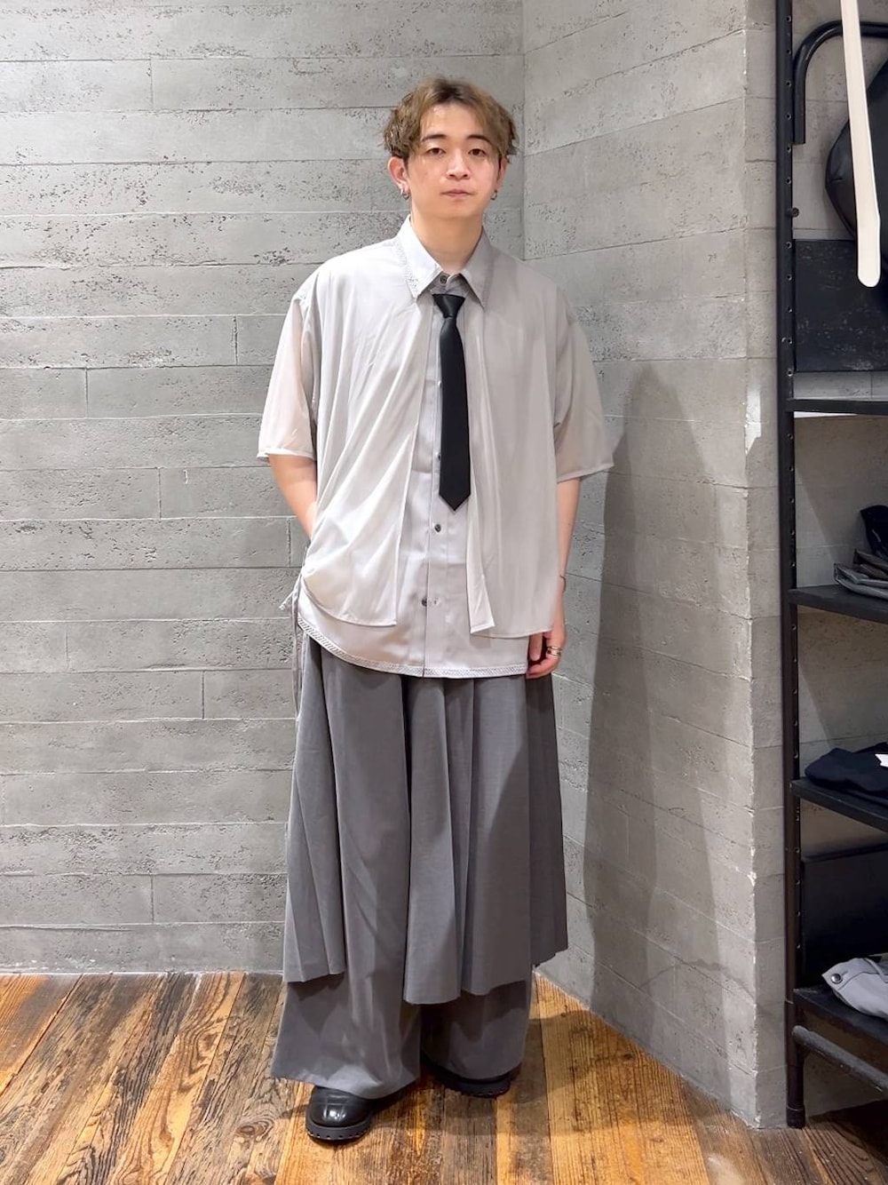 ブラック系のネクタイ、グレー系のシャツ/ブラウス、ブラック系のスニーカーを着用したメンズの夏コーディネートの1枚目の写真