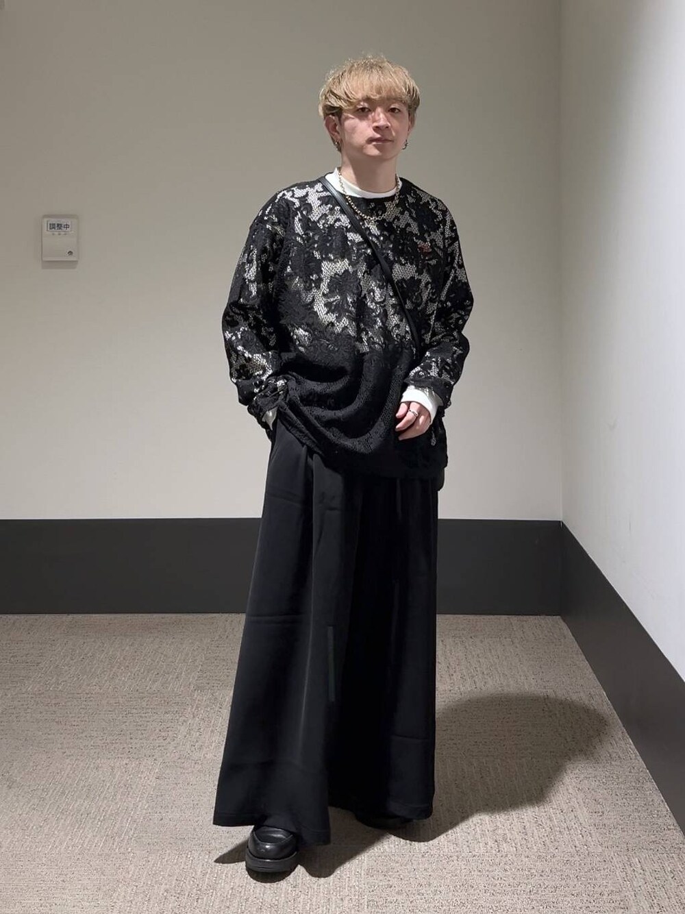 その他のTシャツ/カットソー、ブラック系のTシャツ/カットソー、ブラック系のドレスシューズを着用したメンズの春コーディネートの1枚目の写真