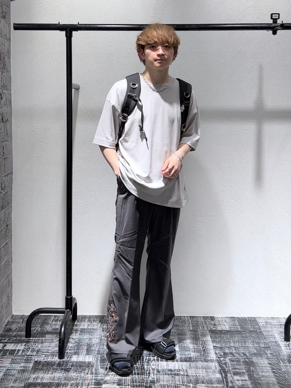 グレー系のTシャツ/カットソー、グレー系のその他パンツ、ブラック系のサンダルを着用したメンズの夏コーディネートの1枚目の写真