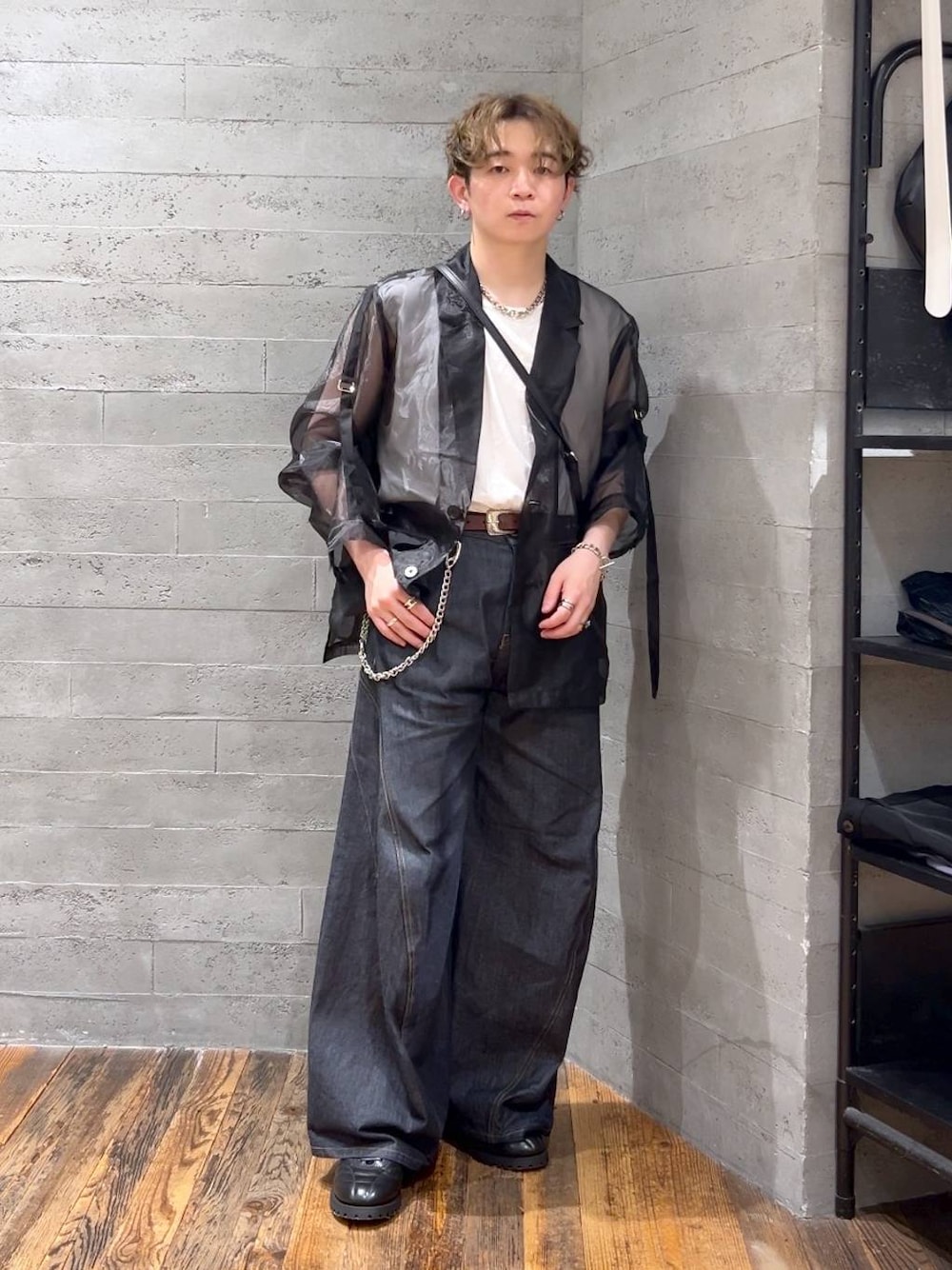 ブルー系のデニムパンツ、ホワイト系のTシャツ/カットソー、ブラック系のスニーカーを着用したメンズの夏コーディネートの1枚目の写真