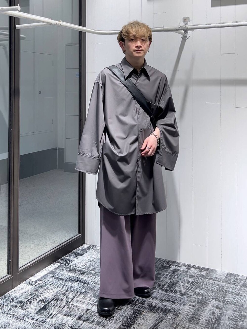パープル系のその他パンツ、グレー系のシャツ/ブラウス、ブラック系のドレスシューズを着用したメンズの春コーディネートの1枚目の写真