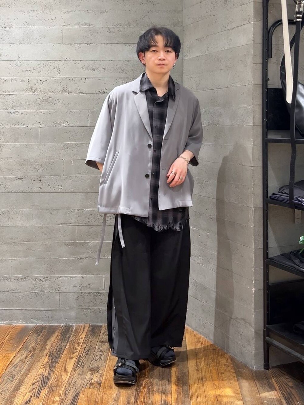 ブラック系のシャツ/ブラウス、グレー系のテーラードジャケット、ブラック系のサンダルを着用したメンズの春コーディネートの1枚目の写真