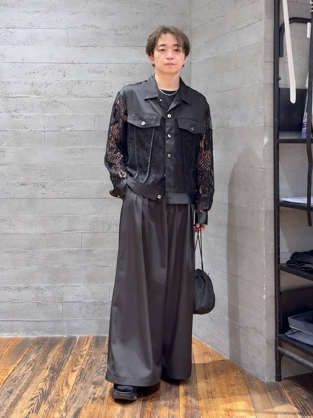 ブラック系のショルダーバッグ、ブラック系のシャツ/ブラウス、ブラック系のサンダルを着用したメンズの夏コーディネートの1枚目の写真