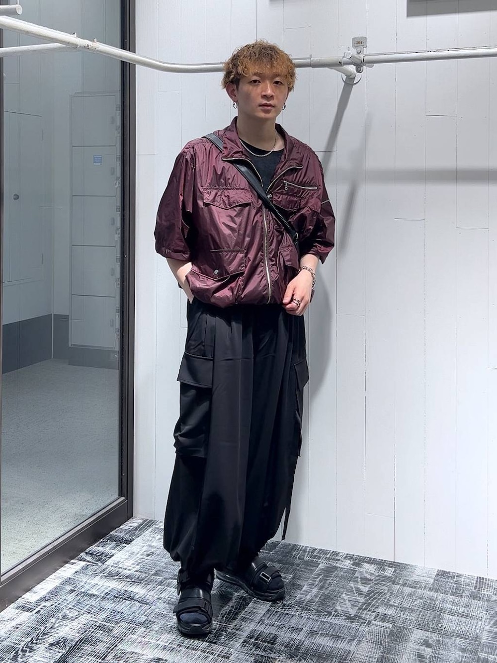 ブラック系のショルダーバッグ、ブラック系のサンダル、グレー系のTシャツ/カットソーを着用したメンズの夏コーディネートの1枚目の写真
