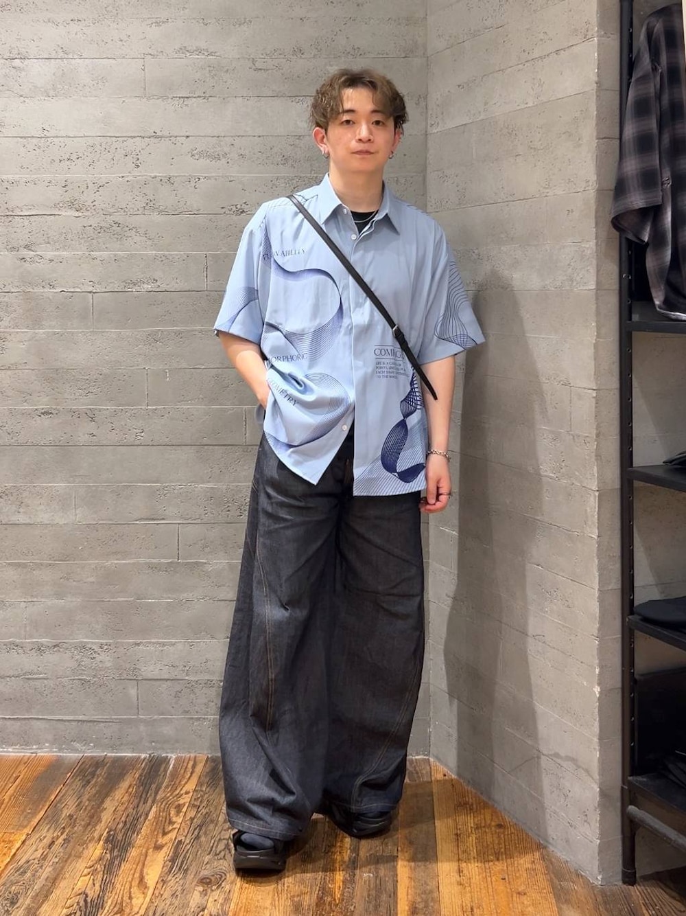 「夏コーデ、カジュアル、低身長、きれいめ、モード、オーバーサイズ、HARE、デニムパンツ、シャツ」｜「HAREの100625ステンレスブレスレット(HARE)（ブレスレット、シルバー系）」を使った、HARE     もりたいさん（メンズ・168cm）の夏コーディネートの1枚目の写真