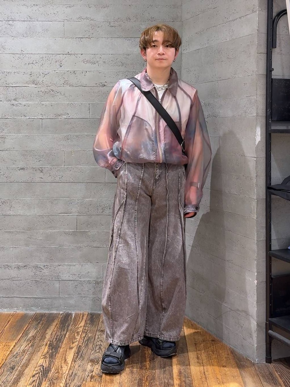 ブラック系のサンダル、ホワイト系のTシャツ/カットソー、パープル系のブルゾンを着用したメンズの春コーディネートの1枚目の写真