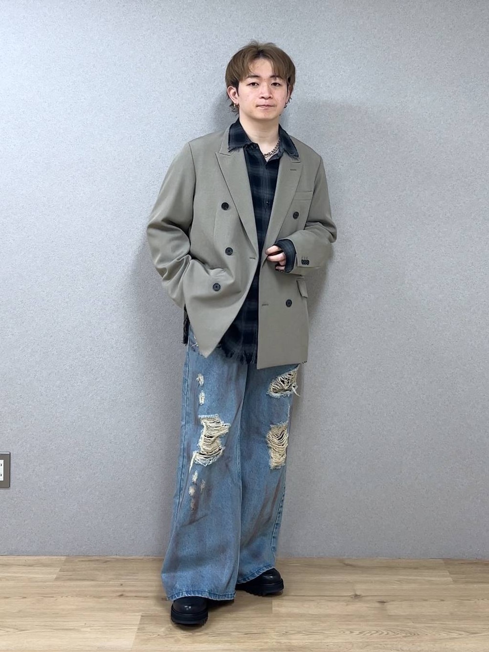 ブラック系のシャツ/ブラウス、ブラック系のドレスシューズ、ブラウン系のテーラードジャケットを着用したメンズの冬コーディネートの1枚目の写真