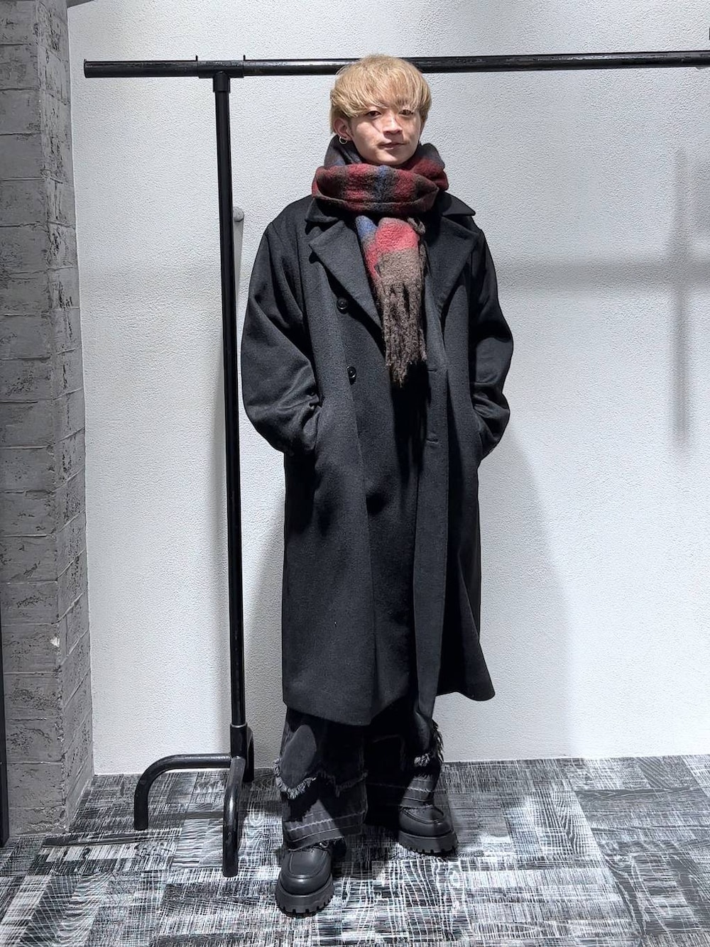 ブラック系のステンカラーコート、ブラック系のローファー、ブラック系のデニムパンツを着用したメンズの秋コーディネートの1枚目の写真