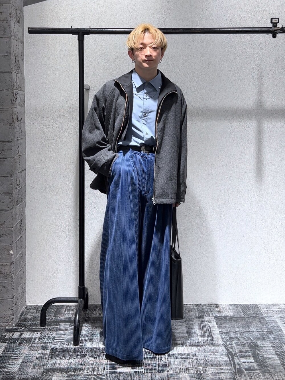 ブルー系のその他パンツ、ブラック系のバッグ、ブラック系のジャケット/アウターを着用したメンズの秋コーディネートの1枚目の写真