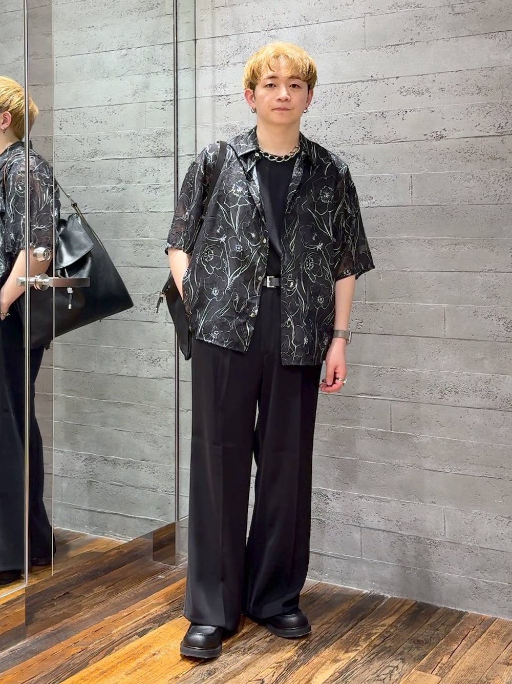 ブラック系のスラックス、ブラック系のローファー、ブラック系のTシャツ/カットソーを着用したメンズの春コーディネートの1枚目の写真